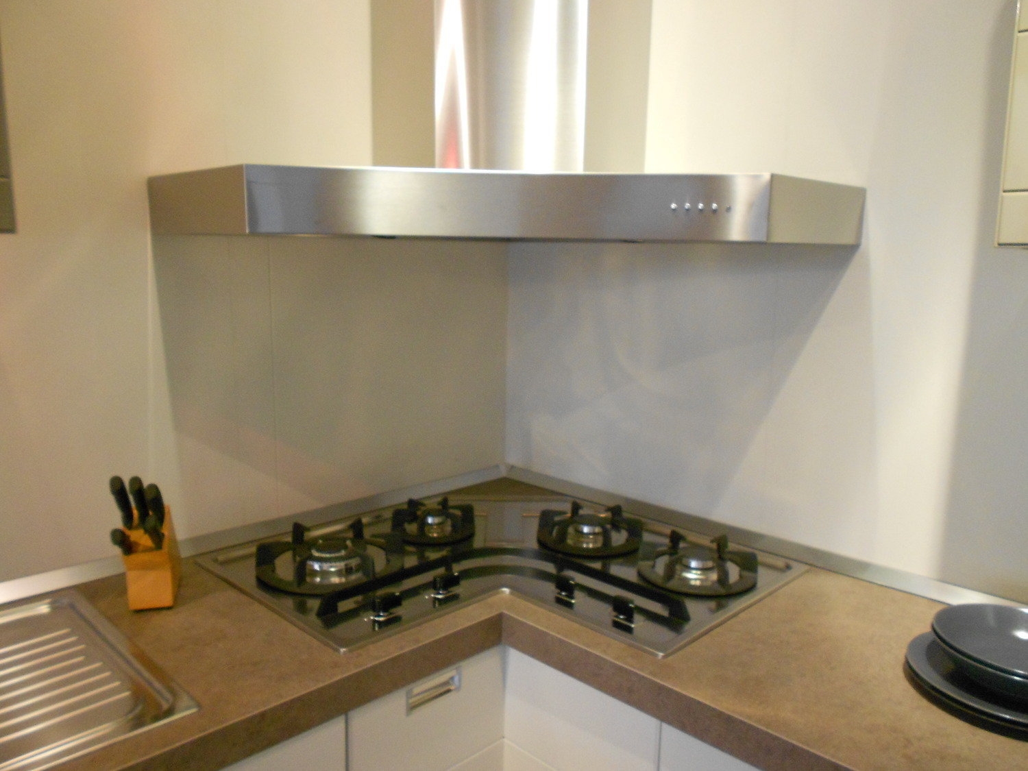 Cucina con cappa ad angolo idee per la casa syafir.com Cucina piccola angolare