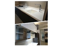 Piano in Corian con vasca integrata + pensili con apertura verso l'alto
