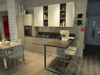 CUCINA SCAVOLINI MODELLO LIBERAMENTE, IN FINITURA LARICE ZOLFINO E LACCATO LUCIDO TORTORA