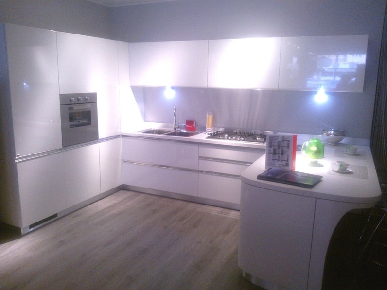 cucina Scavolini modello Tess, laccata lucida bianca cucina Scavolini modello Tess, laccata lucida bianca