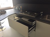 cucina con penisola di esposizione in offerta