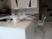 Piano di lavoro in Dekton e snack rovere nodato