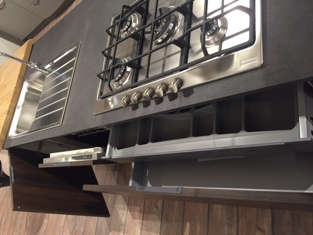 Cucina stosa cucine maya con gola piatta moderno laminato lucido ... Top laminato postformato rovere grigio