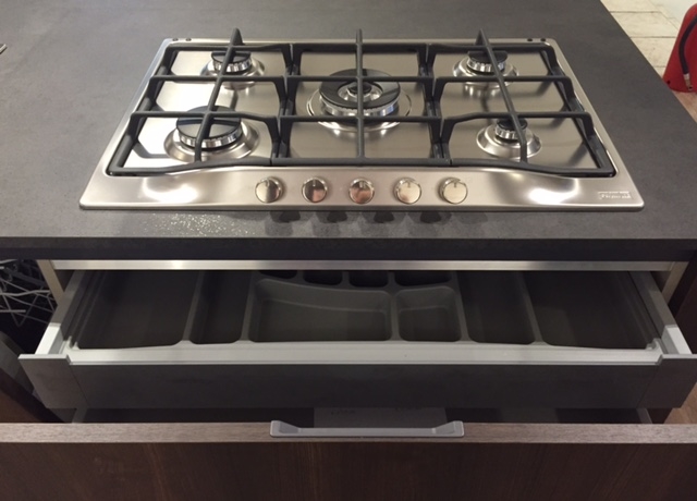 Cucina stosa cucine maya con gola piatta moderno laminato lucido ... Top laminato postformato rovere grigio