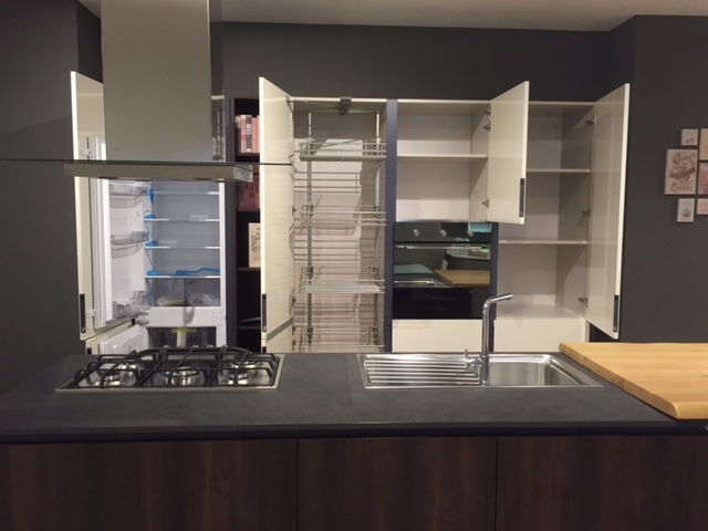Cucina stosa cucine maya con gola piatta moderno laminato lucido ... Top laminato postformato rovere grigio