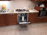 Cucina Zecchinon All Pine in legno di larice spazzolato ,particolare vista lavastoviglie Siemens 12 coperti