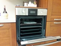Cucina Zecchinon All Pine in legno di larice spazzolato,particolare vista forno Sansung con separatore di temperatura