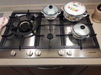 Cucina Zecchinon All Pine in legno di larice spazzolato,particolare vista piano cottura Samsung 5 fuochi gas con accessorio per pentole wok