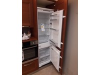 Cucina Zecchinon All Pine in legno di larice spazzolato, particolare vista frigorifero Siemens 300 lt con tecnologia low frost