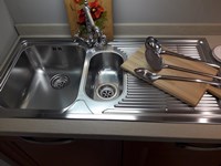 Cucina Zecchinon All Pine in legno di larice spazzolato, particolare vista lavello acciaio Franke una vasca e mezza con sgocciolatoio con rubinetto old england acciaio Franke