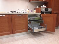 Cucina Zecchinon All Pine in legno di larice spazzolato, particolare vista cassetti e cesto interni in acciaio