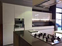Elmar Cucine Cucina @ Home -@ home cube Design , Laccato Lucido Bianca poliestere , composizione Lineare e isola
