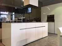 Elmar Cucine Cucina @ Home -@ home cube Design , Laccato Lucido Bianca poliestere , composizione Lineare e isola