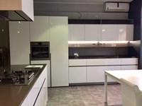 Elmar Cucine Cucina @ Home -@ home cube Design , Laccato Lucido Bianca poliestere , composizione Lineare e isola