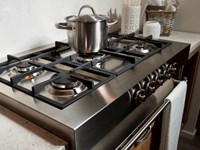 particolare del blocco cottura con cassetto in acciaio