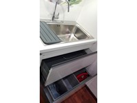 NOBILIA 648 Flash - Parete 1 Base Lavello cm 90 cestone superiore sponda in vetro, cestone inferiore attrezzato con contenitori per differenziata