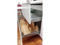 NOBILIA 648 Flash - Parete 1 Base Piano Cottura cm 90 cestone superiore sponda in vetro e cassetto interno, cestone inferiore sponda in vetro con Organizer cestone con 10 lamelle in legno posizionabili a piacere