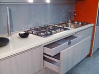 Cucina in offerta, dettaglio cestoni con cassetto incorporato