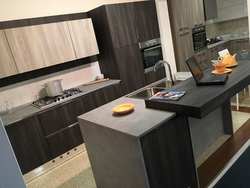 https://www.outletarredamento.it/img/cucine/offerta-cucina-con-isola-e-banco-colazione-cucine-store-modello-afro_N2_325063.jpg