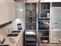 colonna angolare attrezzata con cestelli estraibili e ripiani in filo cromato