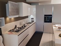 Outlet Cucina Arredo3 in vetro e laccato lucido modello Glass e Time con piano in Dekton