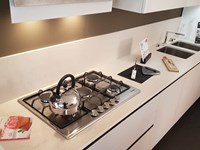 Outlet Cucina Arredo3 in vetro e laccato lucido modello Glass e Time con piano in Dekton
