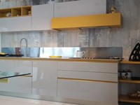 cucina con top inox e gola