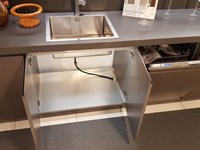 Outlet Cucina Arredo3 Wega Laccato Opaco con top in quarzo Silestone