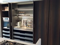 cucina con colonne ad ante rientranti
