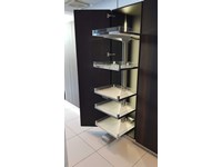 colonna con vassoi estraibili