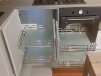Base ad angolo con cestelli estraibili aperta