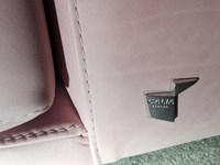CALIA logo in acciaio su Divano COSMO _ Made in Italy . Cuciture di alto livello che attestano la fattura artigianale del Divano Cosmo