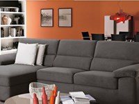 Divano Colombini modello Samara. Divano a 3 posti comprensivo a sinistra di chaise longue con contenitore. Rivestimento in tessuto completamente sfoderabile.