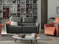 Divano Colombini modello Truman. Truman è un divano a tre posti e due spalliere. E' in tessuto fabric cat.1 di colore grigio delfino.