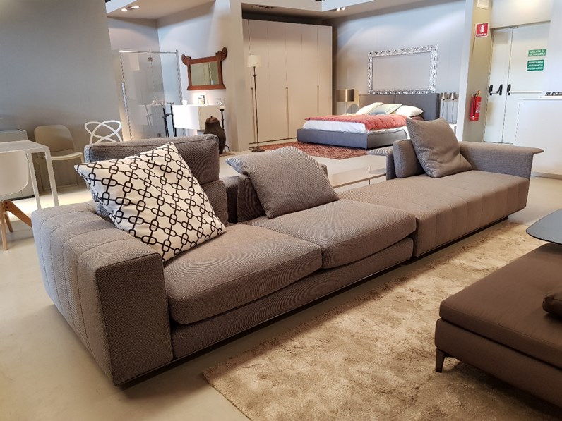 Divano Freeman Duvet + Wing in Tessuto di Minotti a prezzo ribassato Divano Freeman Duvet + Wing in Tessuto di Minotti a prezzo ribassato