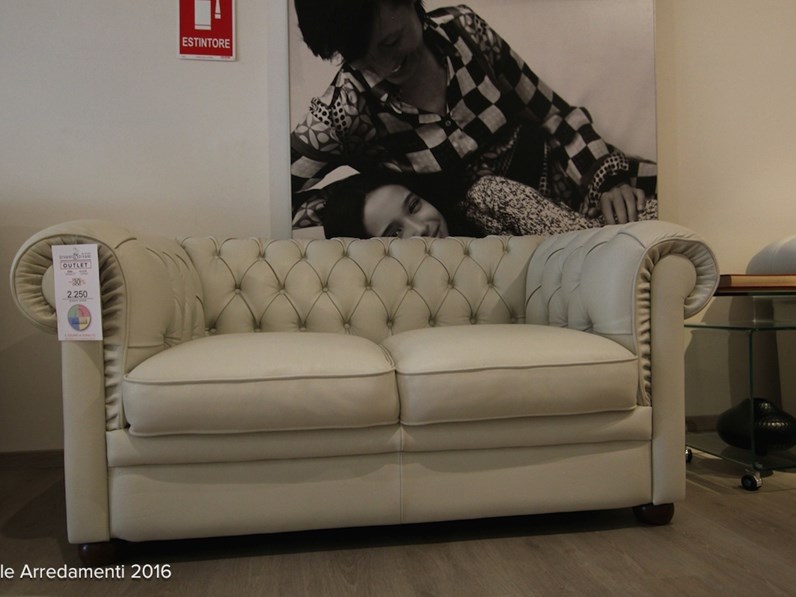 Divano in pelle Natuzzi King capitonnè scontato del 30% Divano in pelle Natuzzi King capitonnè scontato del 30%