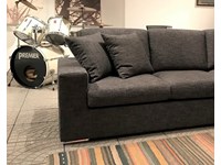 Divano modello COMODO di Produzione Artigianale progettato e realizzato a mano in Italia. In tessuto sfoderabile. Dotato di un’ampia e comoda seduta. Offerta Outlet Mobilgross. Scontato del -50%