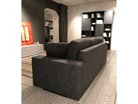 Divano modello COMODO di Produzione Artigianale progettato e realizzato a mano in Italia. In tessuto sfoderabile. Dotato di un’ampia e comoda seduta. Offerta Outlet Mobilgross. Scontato del -50%