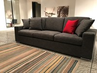 Divano modello COMODO di Produzione Artigianale progettato e realizzato a mano in Italia. In tessuto sfoderabile. Dotato di un’ampia e comoda seduta. Offerta Outlet Mobilgross. Scontato del -50%