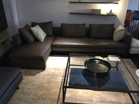Divano Molteni Hi-bridge in pelle scontato del 42%