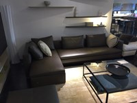 Divano Molteni Hi-bridge in pelle scontato del 42%