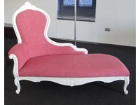 Dormouse con struttura in laccato bianco e rivestimento in tessuto fucsia scontato del 50%
