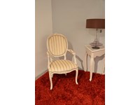 Poltrona di Produzione Artigianale. Rifiniti in laccatura in stile provenzale Shabby Chic. Il rivestimento della seduta è realizzato in tessuto. Offerta Outlet Mobilgross. Scontata del -50%.