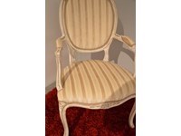 Poltrona di Produzione Artigianale. Rifiniti in laccatura in stile provenzale Shabby Chic. Il rivestimento della seduta è realizzato in tessuto. Offerta Outlet Mobilgross. Scontata del -50%.