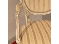 Poltrona di Produzione Artigianale. Rifiniti in laccatura in stile provenzale Shabby Chic. Il rivestimento della seduta è realizzato in tessuto. Offerta Outlet Mobilgross. Scontata del -50%.