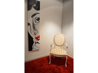 Poltrona di Produzione Artigianale. Rifiniti in laccatura in stile provenzale Shabby Chic. Il rivestimento della seduta è realizzato in tessuto. Offerta Outlet Mobilgross. Scontata del -50%.