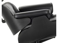 Poltrona e Pouf Charles Heams -Modello Ottoman - Produzione Proiezione , scocca in frassino nero poro aperto e rivestimento in pelle anilina Nera