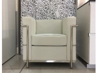 Poltrona Le Corbusier design LC 2 , in ecopelle colore bianco e struttura cromata , produzione italiana.