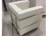 Poltrona Le Corbusier design LC 2 , in ecopelle colore bianco e struttura cromata , produzione italiana.