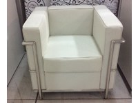 Poltrona Le Corbusier design LC 2 , in ecopelle colore bianco e struttura cromata , produzione italiana.